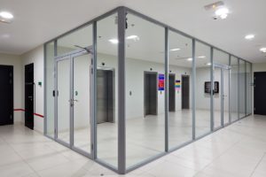 Стеклянная противопожарная перегородка с дверью / серия FRM5301